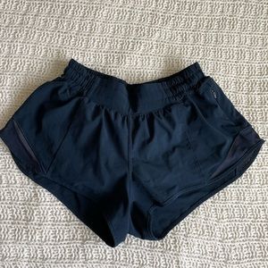 Lululemon hotty hot short 2.5” size 4 but fit 0-2 lightly worn, great condition